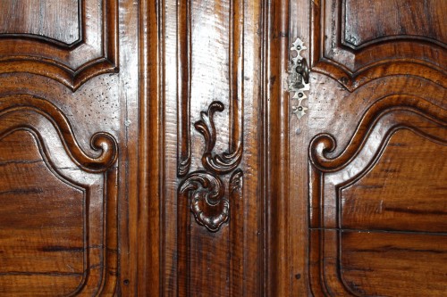 Armoire à chapeau de gendarme en noyer, époque Louis XV - Louis XV