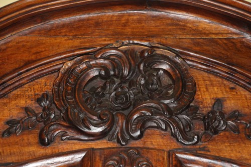 Louis XV - Armoire à chapeau de gendarme en noyer, époque Louis XV