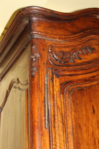 Antiquités - Armoire à chapeau de gendarme en noyer, époque Louis XV