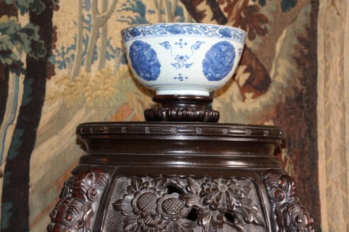 Grand bol à offrande, Famille bleue, Chine, XVIIIe siècle - Didascalies