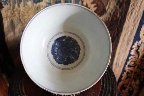 Antiquités - Grand bol à offrande, Famille bleue, Chine, XVIIIe siècle