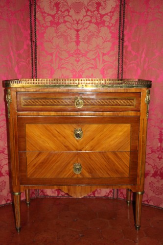 Commode d'entre deux en bois de placage, époque Louis XVI - Mobilier Style Louis XVI
