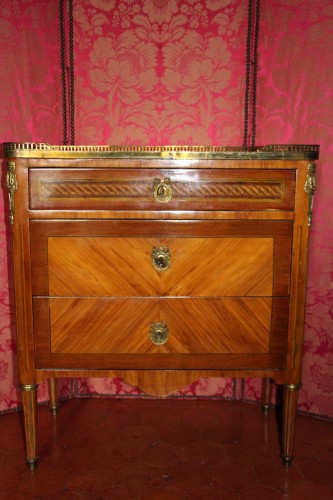 Commode d'entre deux en bois de placage, époque Louis XVI - Didascalies
