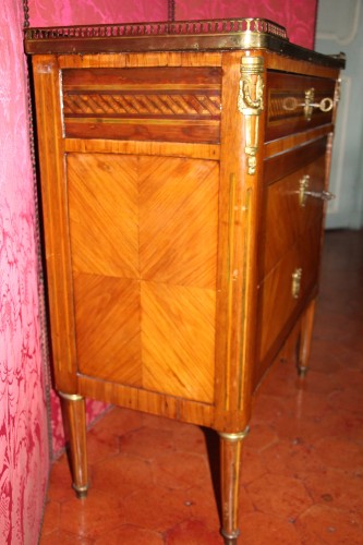 Commode d'entre deux en bois de placage, époque Louis XVI - Louis XVI