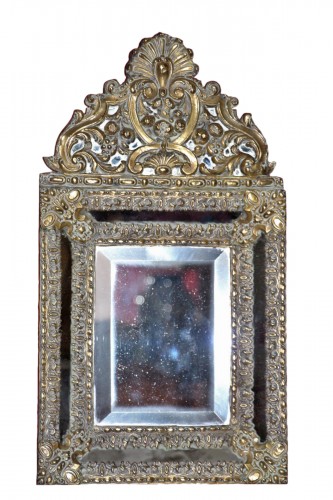 Miroir à parecloses en laiton repoussé, motif à la grenade, vers 1820, XIXe siècle.