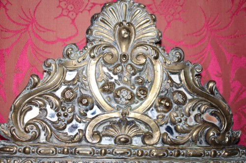 Miroir à parecloses en laiton repoussé, motif à la grenade, vers 1820, XIXe siècle. - Miroirs, Trumeaux Style Restauration - Charles X
