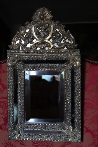 Miroirs, Trumeaux  - Miroir à parecloses en laiton repoussé, motif à la grenade, vers 1820, XIXe siècle.