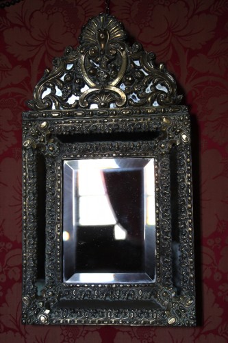 Miroir à parecloses en laiton repoussé, motif à la grenade, vers 1820, XIXe siècle. - Didascalies