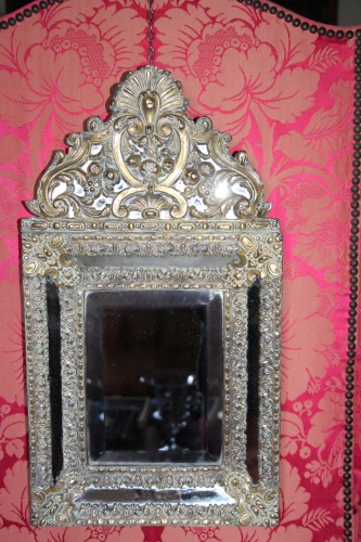 Miroir à parecloses en laiton repoussé, motif à la grenade, vers 1820, XIXe siècle. - Restauration - Charles X