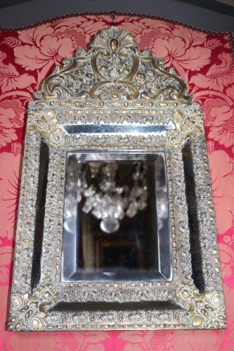 Antiquités - Miroir à parecloses en laiton repoussé, motif à la grenade, vers 1820, XIXe siècle.