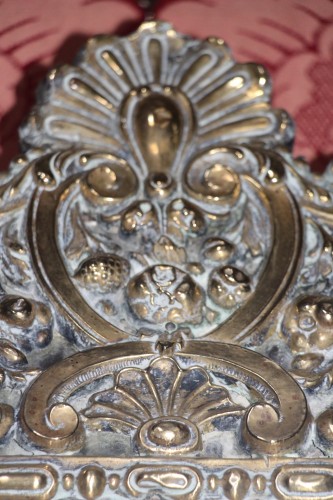 Antiquités - Miroir à parecloses en laiton repoussé, motif à la grenade, vers 1820, XIXe siècle.