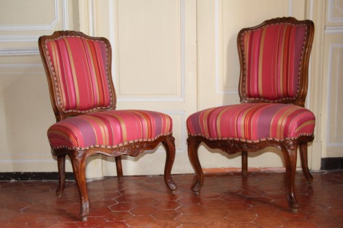 Suite de quatre chaises en noyer, estampillées Pierre NOGARET, XVIIIe siècle - Didascalies