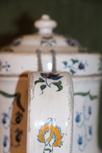 Antiquités - Pot à pharmacie sur piédouche - Faïence de Moustiers début XIXe
