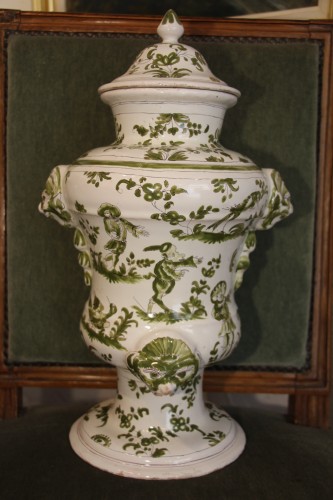 Céramiques, Porcelaines  - Fontaine à décor grand feu vert, Moustiers fin XVIIIe siècle