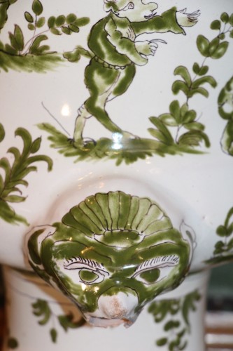 Fontaine à décor grand feu vert, Moustiers fin XVIIIe siècle - Didascalies