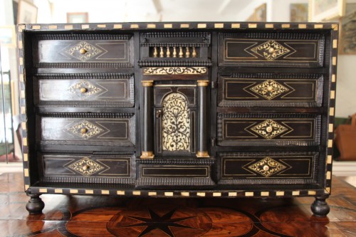 Cabinet in ebony, rosewood and ivory - Italy 17th century - 