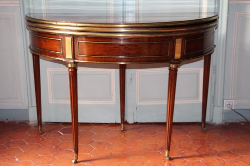 Table demi-lune à triple plateau en acajou de Cuba vers 1780 - Mobilier Style Louis XVI