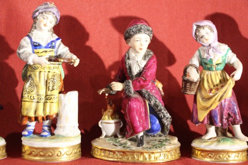 Ensemble de 7 personnages en porcelaine de Saxe, XIXe siècle - Didascalies