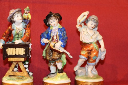 Ensemble de 8 personnages en porcelaine de Saxe, XIXe siècle - Didascalies