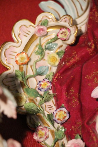 Antiquités - Grande paire d'appliques en porcelaine de Saxe de style rocaille, XIXe siècle