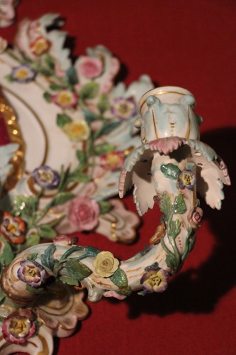 Antiquités - Grande paire d'appliques en porcelaine de Saxe de style rocaille, XIXe siècle