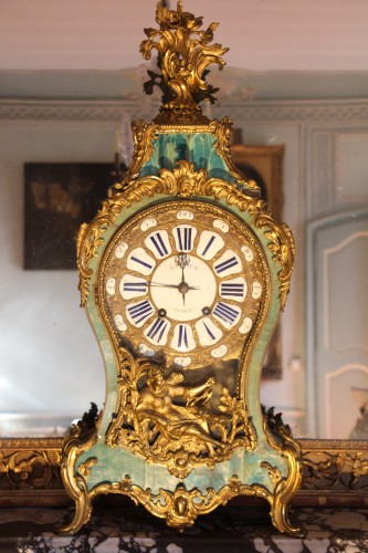 Cartel en corne verte, signé Charles-François CAFFAUT, Paris, reçu Maître en 1750 - Horlogerie Style Louis XV