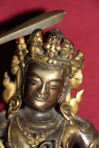 Bouddha de la sagesse avec épée Manjushri en bronze doré, Tibet, fin XVIIe. - Didascalies