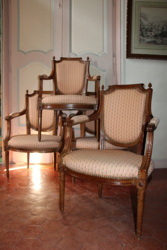 Suite de quatre fauteuils à dossier en écusson d'époque Louis XVI - Sièges Style Louis XVI