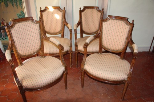 Suite de quatre fauteuils à dossier en écusson d'époque Louis XVI - Didascalies