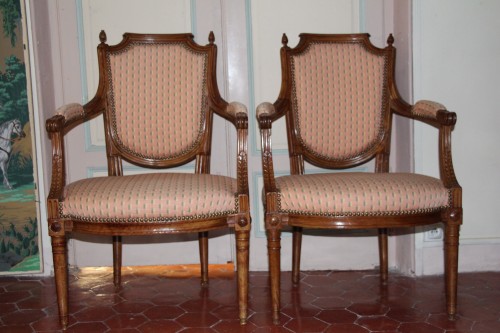 XVIIIe siècle - Suite de quatre fauteuils à dossier en écusson d'époque Louis XVI