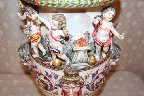 Brûle parfum en porcelaine de Capodimonte - Didascalies