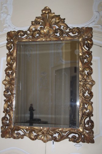 Important miroir en bois doré richement sculpté, Italie du nord début du XIXe - Didascalies