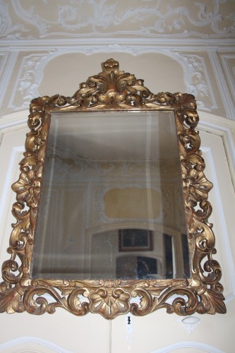 XIXe siècle - Important miroir en bois doré richement sculpté, Italie du nord début du XIXe
