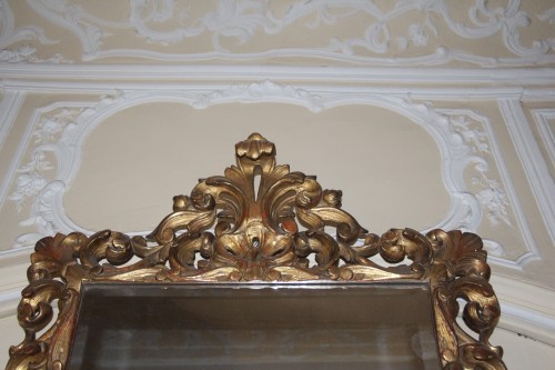 Antiquités - Important miroir en bois doré richement sculpté, Italie du nord début du XIXe