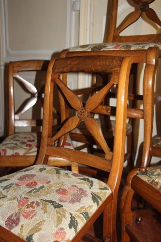 Sièges Chaise - Suite de six chaises Charles X en noyer et loupe de frêne