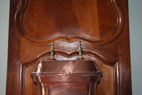 Antiquités - Fontaine en cuivre sur son support en bois, époque Régence XVIIIe