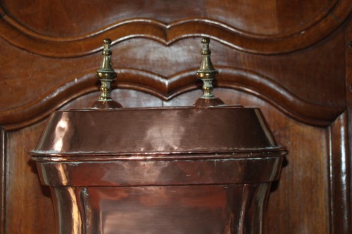Antiquités - Fontaine en cuivre sur son support en bois, époque Régence XVIIIe