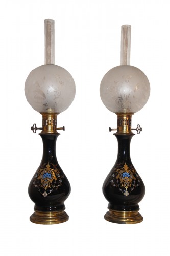 Paire de lampes Napoléon III en opaline à rehaut d'or et de bleu