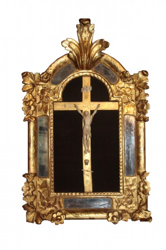 Crucifix en ivoire sculpté dans son cadre à parecloses, époque Régence, début XVIIIe