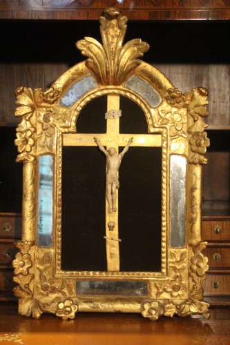 Crucifix en ivoire sculpté dans son cadre à parecloses, époque Régence, début XVIIIe - Art sacré, objets religieux Style Régence