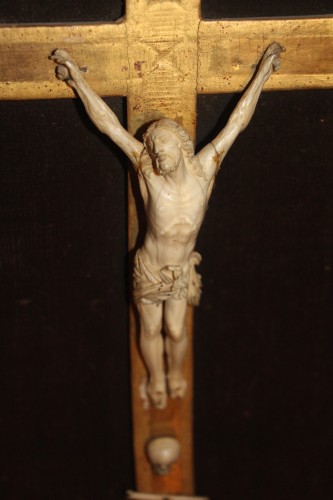 Régence - Crucifix en ivoire sculpté dans son cadre à parecloses, époque Régence, début XVIIIe