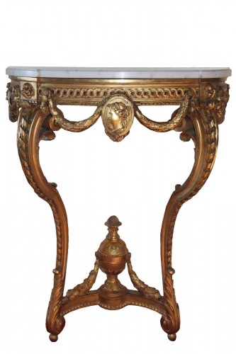 Console demi-lune à médaillon en bois sculpté et doré, époque Louis XVI