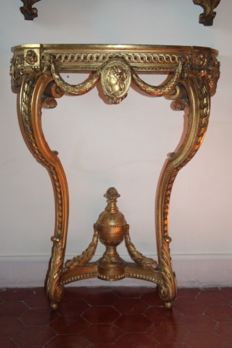 Console demi-lune à médaillon en bois sculpté et doré, époque Louis XVI - Mobilier Style Louis XVI