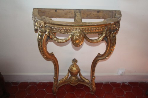 Mobilier Console - Console demi-lune à médaillon en bois sculpté et doré, époque Louis XVI