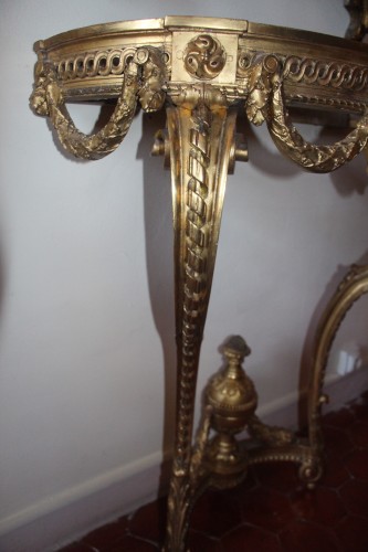 Console demi-lune à médaillon en bois sculpté et doré, époque Louis XVI - Louis XVI