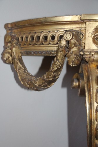 Louis XVI - Console demi-lune à médaillon en bois sculpté et doré, époque Louis XVI
