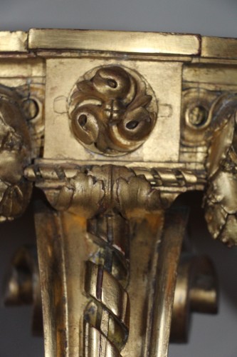 Antiquités - Console demi-lune à médaillon en bois sculpté et doré, époque Louis XVI
