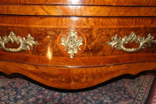 Louis XV - Commode galbée du Dauphiné, bronze au Couronné 1745, époque Louis XV