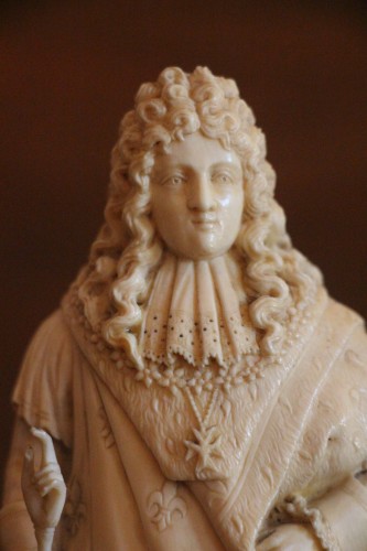 XVIIIe siècle - Louis XIV portant la main de justice, ivoire XVIIIe