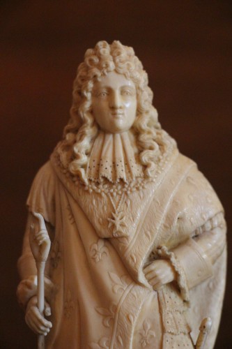 Louis XV - Louis XIV portant la main de justice, ivoire XVIIIe